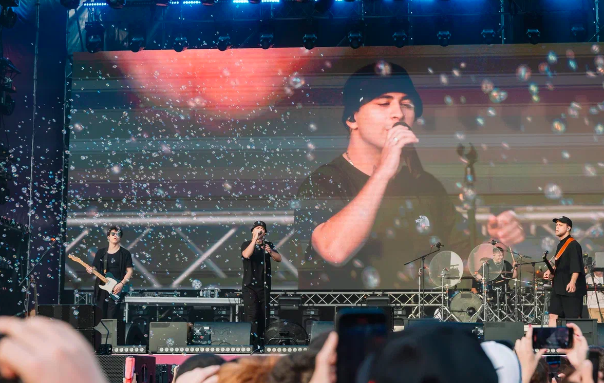 Фото Орали «Сигма-бой» и «А у реки». Опубликованы яркие моменты Черника Music Fest в Новосибирске 36